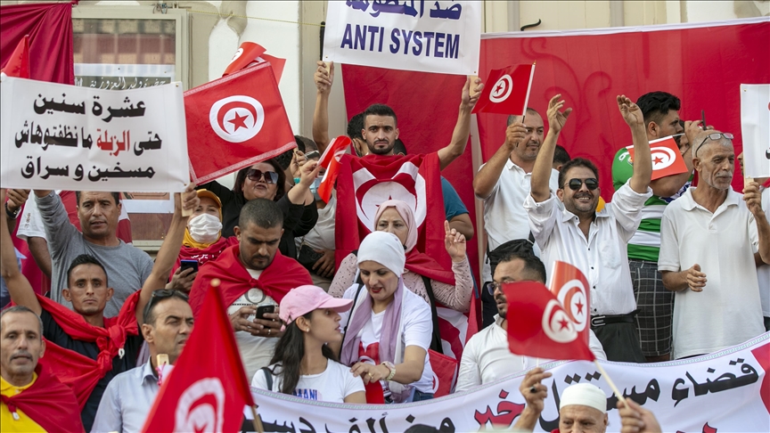 وقفة داعمه لقرارات سعيّد الاستثنائية في تونس