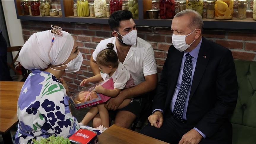 أردوغان يلتقي مواطنين في مطعم بإسطنبول