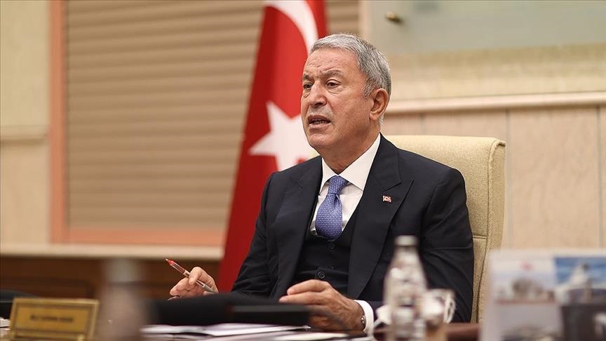وزير الدفاع التركي يتفقد خط الحدود الفاصل بين بلاده وإيران