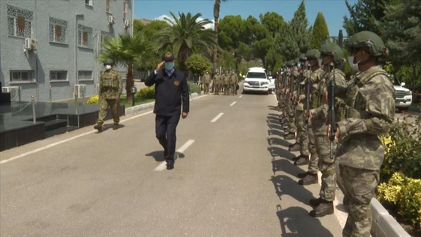 وزير الدفاع التركي يتفقد القوات على الحدود مع سوريا