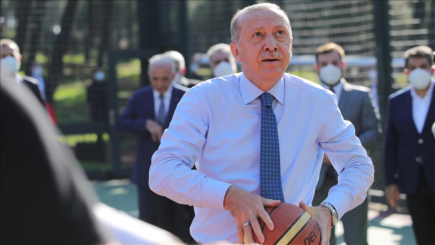 الرئيس أردوغان يلعب كرة السلة مع مجموعة شباب في إسطنبول