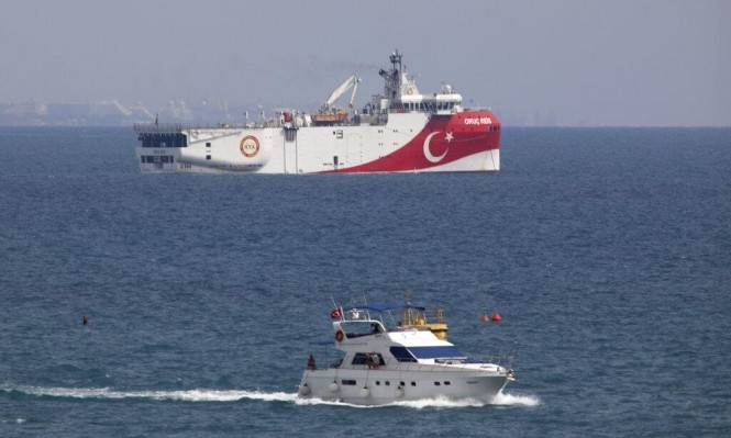 مواجهة بحرية بين فرقاطة تركية وسفينة يونانية