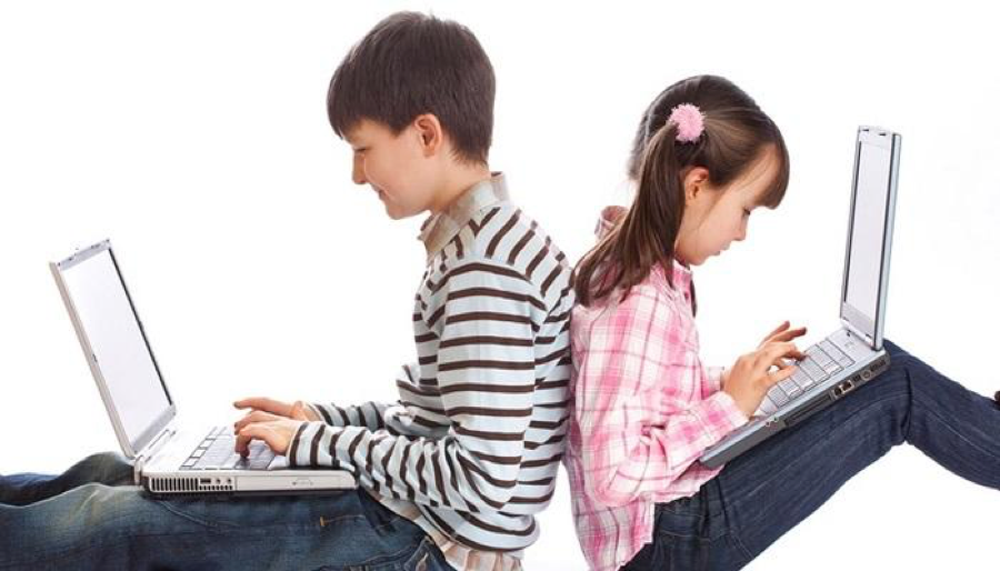 أطفالنا واستخدام الإنترنت.. كيف نحميهم قبل الضياع؟
