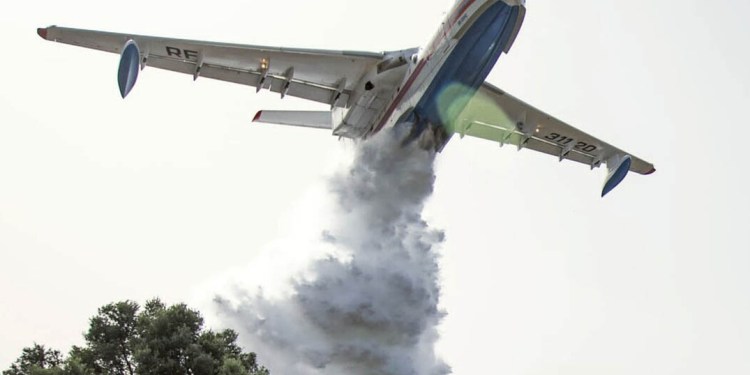 طائرة “بي-200” الروسية أنقذت أثينا من الحريق