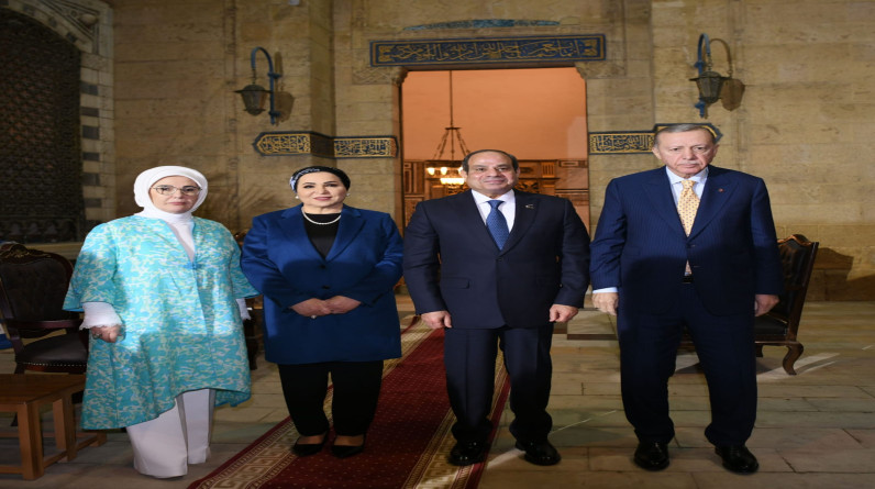 السيسي وقرينته يصطحبان الرئيس التركي وزوجته في زيارة إلى مسجد الإمام الشافعي