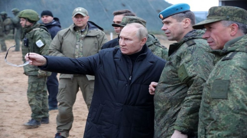 كبار القادة الروس يتباحثون بتوقيت استخدام النووي بأوكرانيا