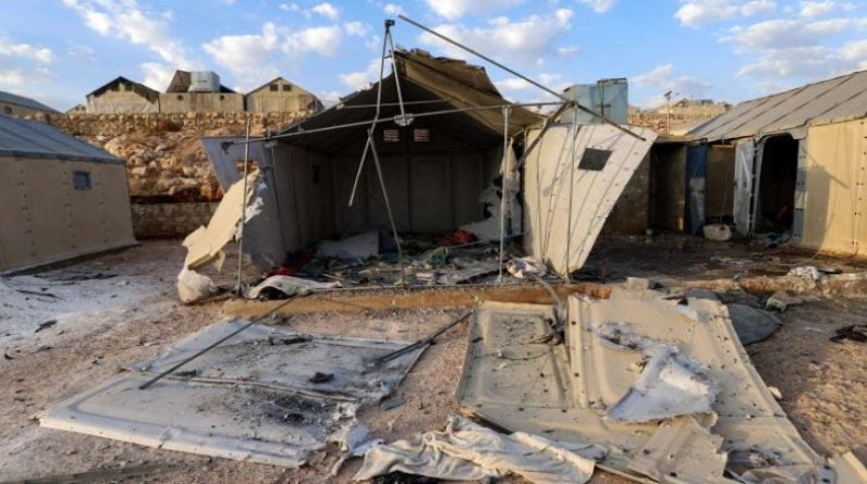 المرصد السوري: 6 قتلى و20 جريحا بقصف لقوات النظام على مخيم للنازحين قرب إدلب