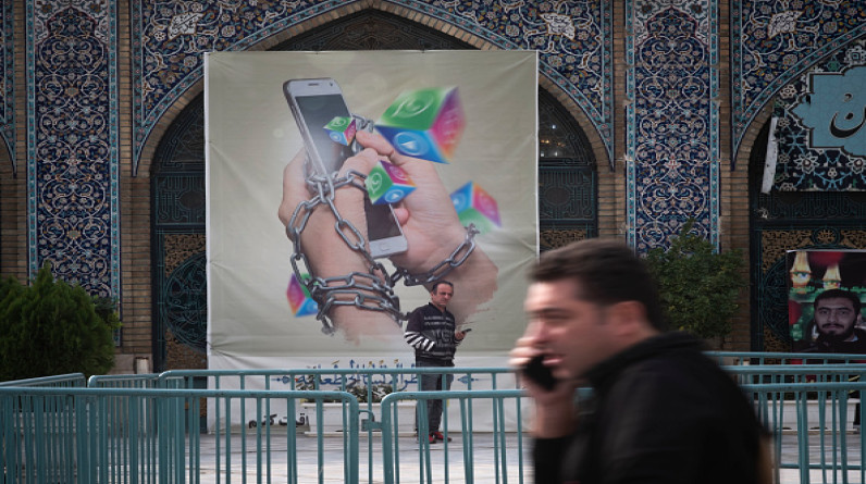 تقييد الإنترنت في إيران.. هكذا حوّلت احتجاجات مهسا برامج فك التشفير إلی تجارة رابحة