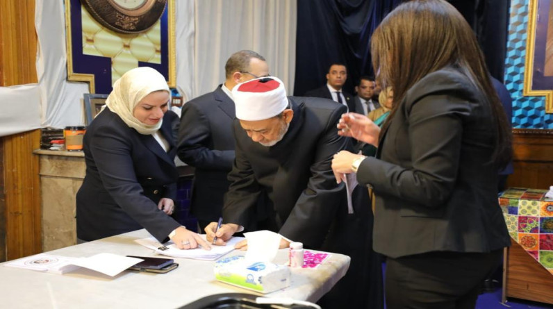 الإمام الطيب شيخ الأزهر يدلي بصوته في الانتخابات الرئاسية المصرية (صور)