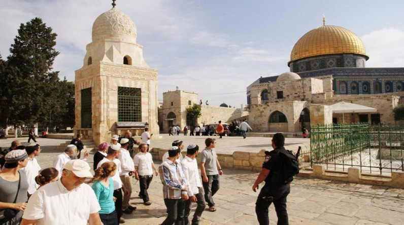 بحماية الشرطة الإسرائيلية..عشرات المستوطنين يقتحمون المسجد الأقصى