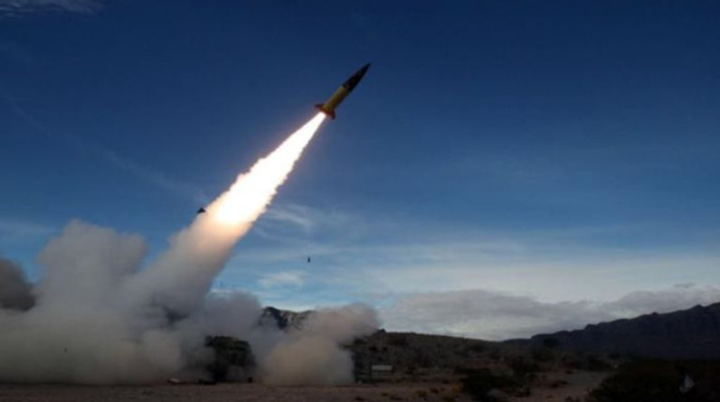 صواريخ "بعيدة المدى" بقنابل عنقودية.. "مخاطرة" جديدة بأوكرانيا