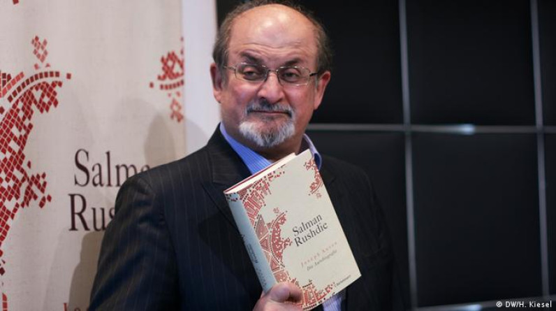 سلمان رشدي يتحدث لأول مرة عن حادثة طعنه قبل 6 أشهر