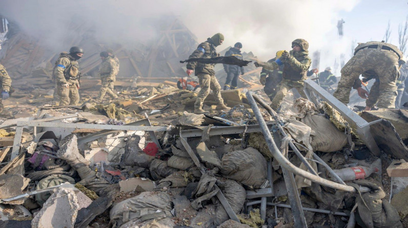 عشرات القتلى في قصف موقع عسكري في ميكولاييف الأوكرانية- (صور)