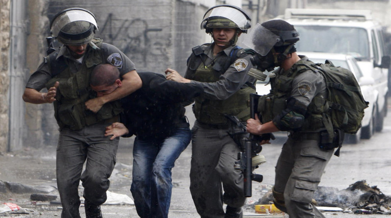 بينهم أسرى سابقين.. الاحتلال يعتقل 22 فلسطينيا من الضفة الغربية