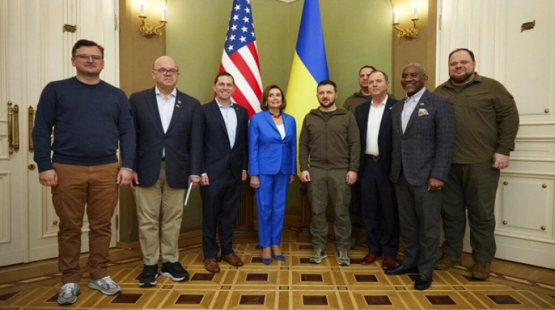 الرئيس الأوكراني يلتقي رئيسة مجلس النواب الأميركي في كييف