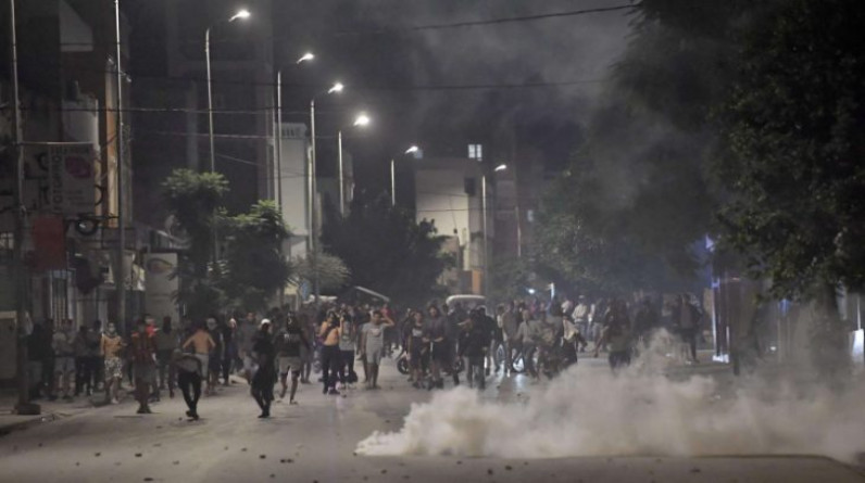 مواجهات ليلية بين الأمن ومحتجين في تونس إثر وفاة شاب
