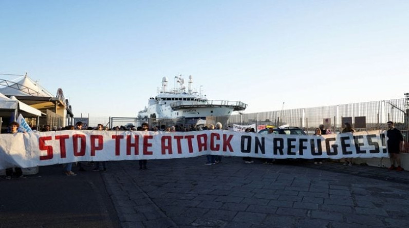 مئات المهاجرين عالقون في البحر المتوسط على سفن تديرها منظمات غير حكومية