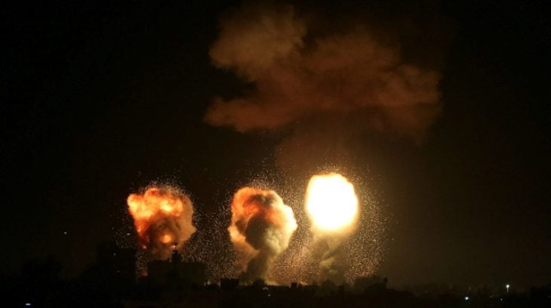 إسرائيل تقصف غزة بعد إطلاق صاروخ على منطقة حدودية