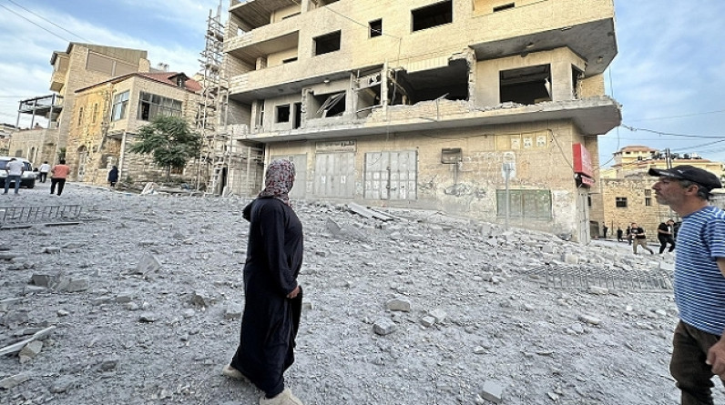 رام الله: الاحتلال يفجر منزل عائلة الأسير إسلام فروخ