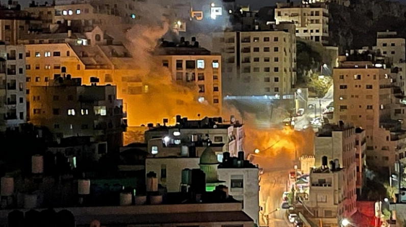 بعد ساعات من اغتيال 3 شهداء بجنين ... الاحتلال يفجر منزل الأسير كمال الجوري بنابلس