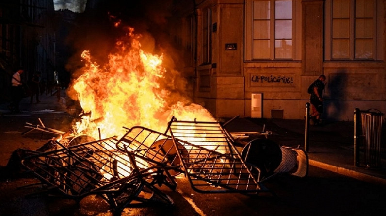 الاحتجاجات في فرنسا آخذة بالاتّساع: مقتل شاب وتعبئة 45 ألف عنصر أمن إضافيّ