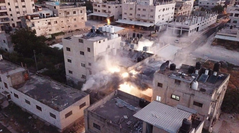اشتباكات وإصابات بنابلس: الاحتلال يفجر منزل الشهيد خروشة