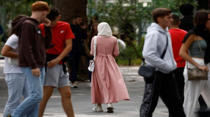 فرنسا تحظر ارتداء الطالبات المسلمات للعباءات في المدارس الحكومية