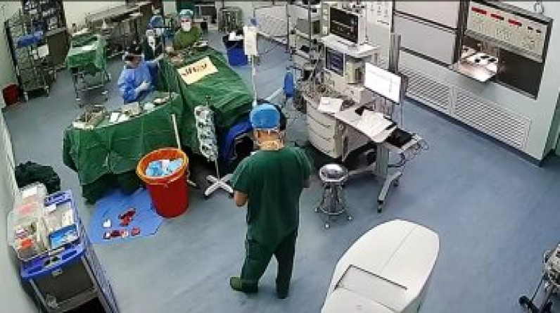جراح صيني يستكمل عملية جراحية لمريض أثناء وقوع زلزال عنيف (فيديو)
