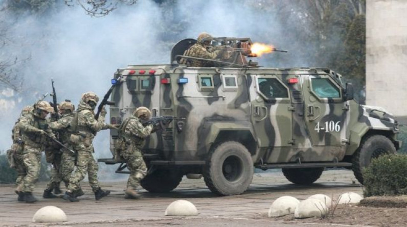 الرئيس الأوكراني يشكك في إعلان موسكو سحب قوات روسية من القرم