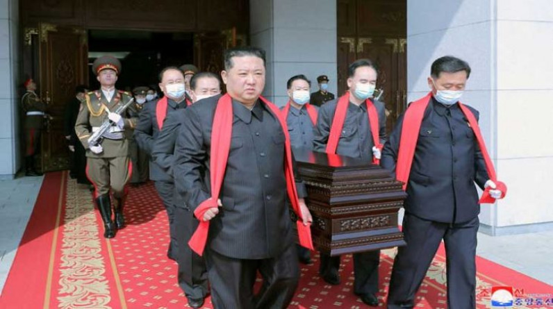 كيم يحضر جنازة معلّمه الراحل ويشارك في حمل نعشه- (صور)