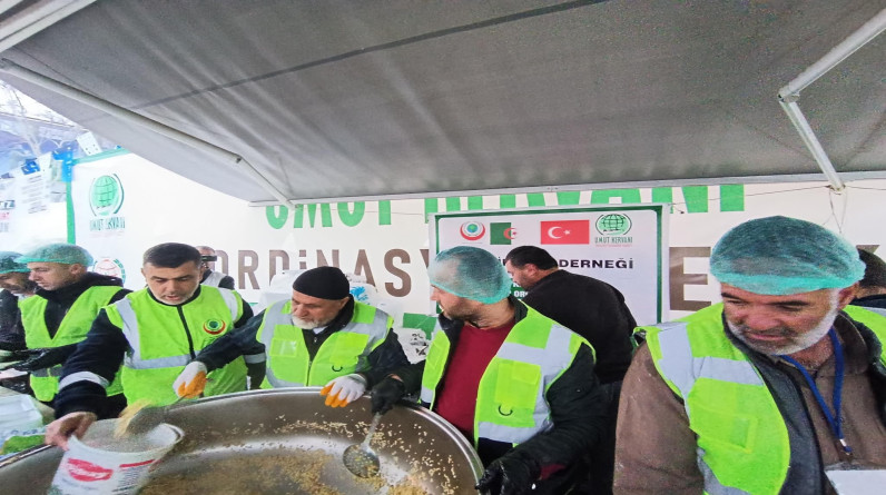 بالصور: جمعية الجزائريين الدولية في تركيا توزع 1000 وجبة إفطار على منكوبي الزلزال