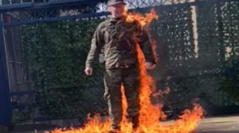 جندي أمريكي يشعل النار في نفسه أمام السفارة الإسرائيلية احتجاجا على حرب غزة