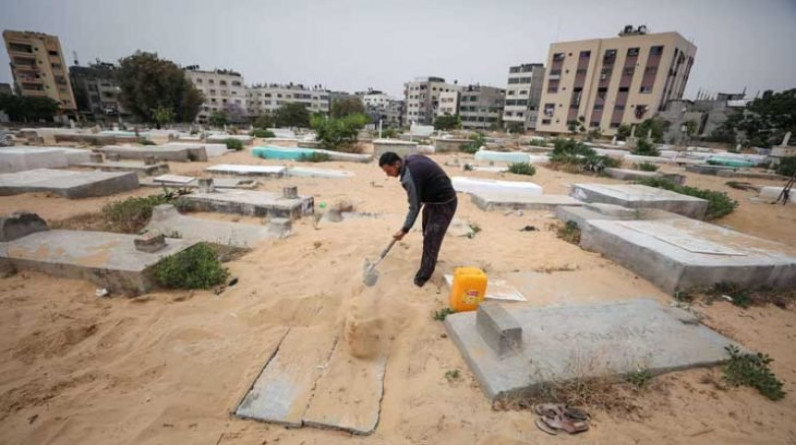 حصار غزة.. حفار قبور معوله درجة ماجستير- (صور)