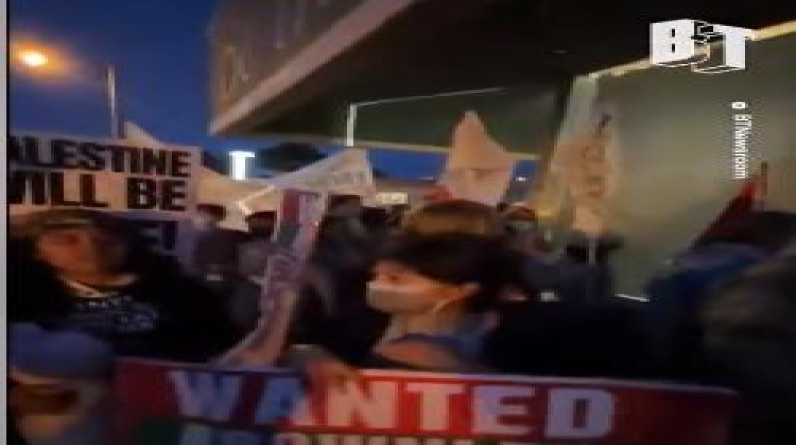 أمريكيون يتظاهرون أمام مقر الحزب الديمقراطي في كاليفورنيا دعما لـ غزة (فيديو)