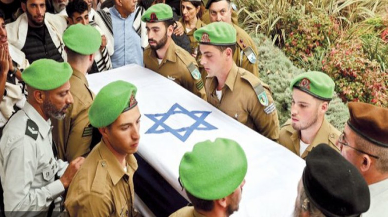 جندي إسرائيلي يستيقظ من كابوس ليلا ليطلق النار ويصيب زملاءه
