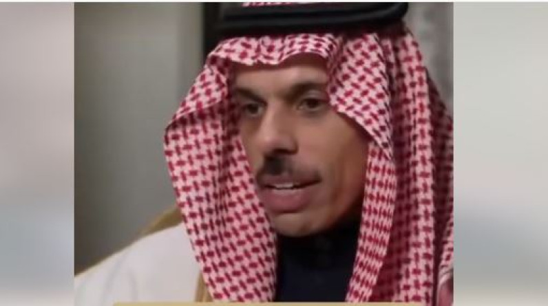 مذيع  قناة PBS الأمريكية يحرج وزير الخارجية السعودي مرتين بسبب غزة (فيديو)