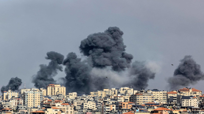 بينهم السنوار والزهار.. إسرائيل تستهدف منازل قيادات حماس في غزة