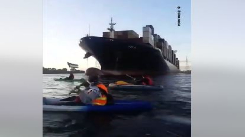 متظاهرون أستراليون يمنعون سفينة شحن إسرائيلية للوصول إلى الميناء (فيديو)
