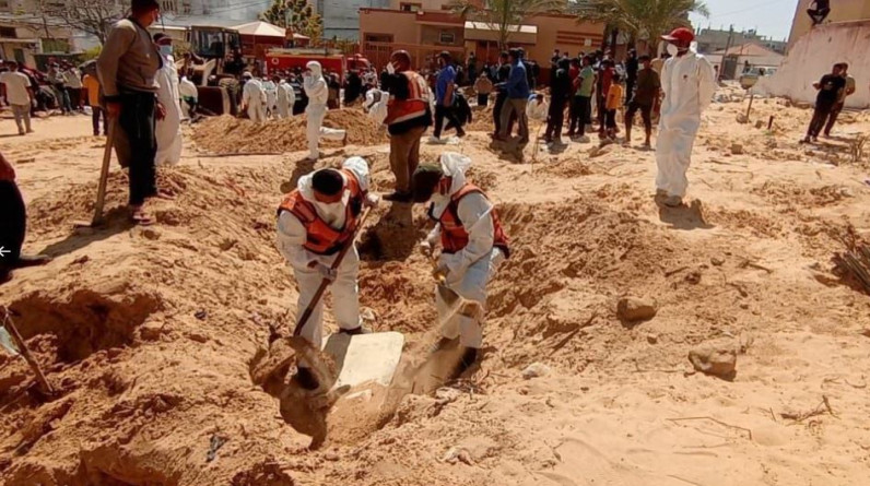 انتشال جثث 50 شهيدا من داخل مجمع ناصر الطبي