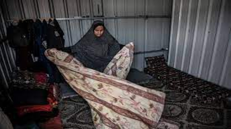 يوم المرأة العالمي| أماني الخور.. فلسطينية تنتظر استخراج أشلاء أبنائها من تحت الأنقاض