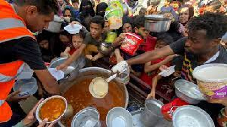 إيكونوميست: المساعدات الخارجية غير كافية لتفادي المجاعة بـ غزة