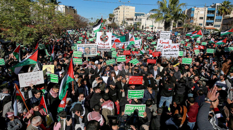 الآلاف يتظاهرون وسط العاصمة الأردنية لرفض مجازر  إسرائيل بقطاع غزة