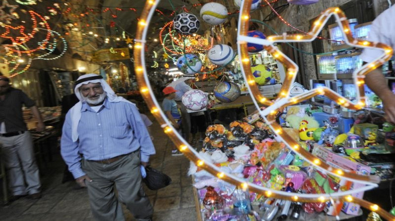 رمضان في الأردن كله خير| الفوانيس تملأ الشوارع.. والمنسف والسمبوسك أفضل المأكولات.. والمسيحيون يشاركون المسلمين فرحة الصيام (صور)