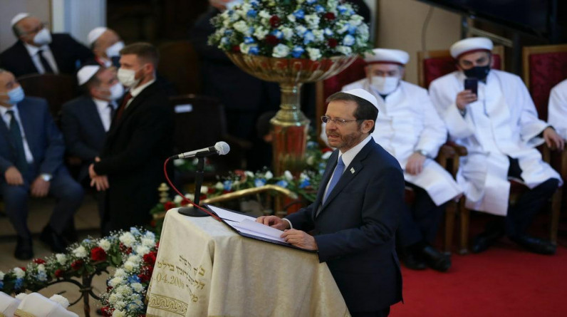 شاهد: رئيس الكيان الإسرائيلي في مراسم في كنيس يهودي في إسنطبول.