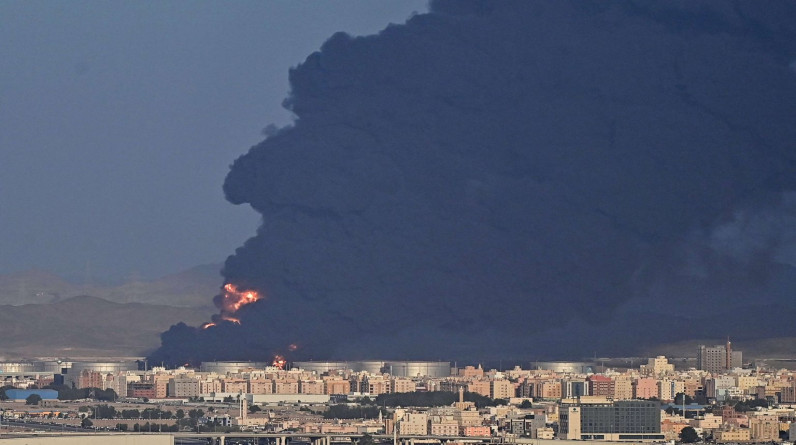 الحوثيون يعلنون عن عملية “في العمق السعودي” استهدفت منشآت لأرامكو
