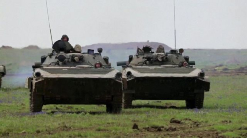 روسيا تبدأ بسحب وحدات من قواتها قرب الحدود الأوكرانية
