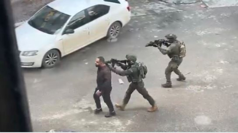 قوات الاحتلال تستخدم شاب فلسطيني كدرع بشري في الضفة الغربية (فيديو)