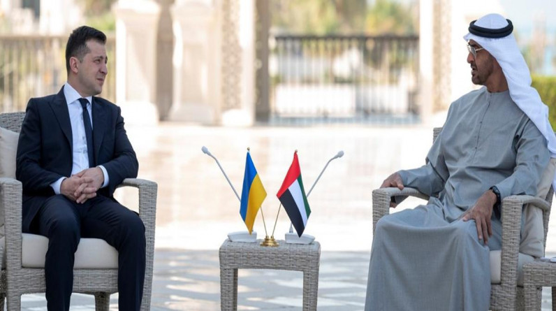 زيلينسكي يهاتف محمد بن زايد لبحث الأزمة الأوكرانية