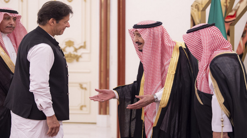 الدعم الخليجي.. شريان الحياة الوحيد للحكومة الباكستانية الجديدة
