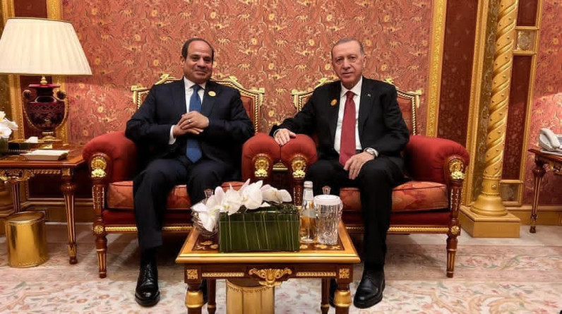 أردوغان يلتقي السيسي على هامش القمة العربية الإسلامية في الرياض